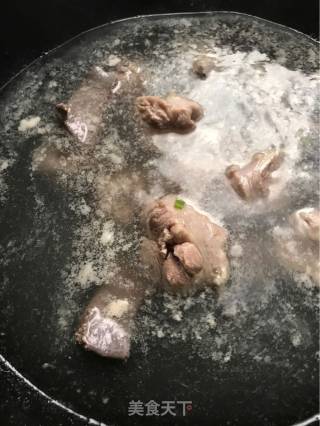 鸡骨草煲猪橫脷的做法步骤：4