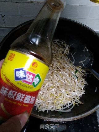 凤尾鱼炒豆芽的做法步骤：5