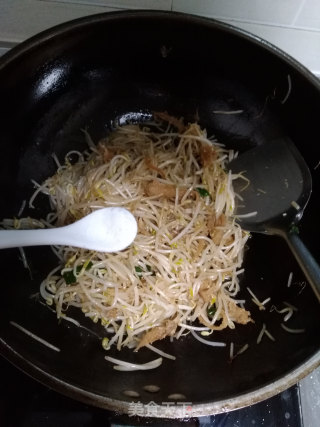 凤尾鱼炒豆芽的做法步骤：7