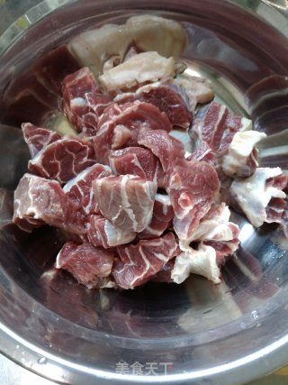 白萝卜牛肉汤的做法步骤：1