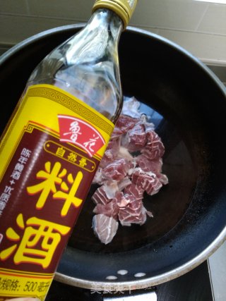 白萝卜牛肉汤的做法步骤：2