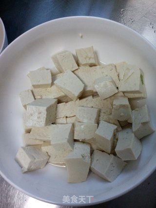金针菇海鲜炖豆腐的做法步骤：1