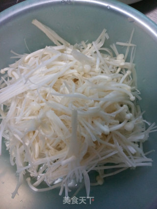 金针菇海鲜炖豆腐的做法步骤：2