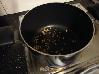 自制小零食——焦糖爆米花（平底锅版）的做法步骤：2