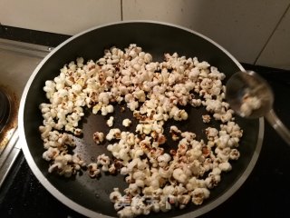 自制小零食——焦糖爆米花（平底锅版）的做法步骤：7