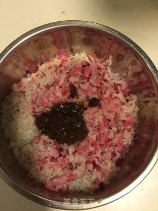 小包子—萝卜粉丝虾皮的做法步骤：1