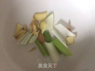 西洋参枸杞淮山药滋补土鸡汤的做法步骤：2