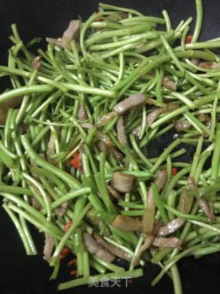 藜蒿炒腊肉的做法步骤：4