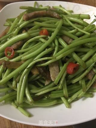 藜蒿炒腊肉的做法步骤：5