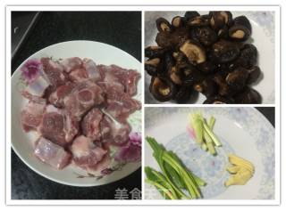 冬菇焖排骨的做法步骤：1