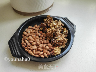 核桃杏仁露的做法步骤：1