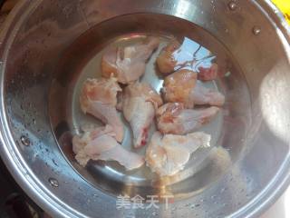 鹌鹑蛋烧鸡翅根的做法步骤：2