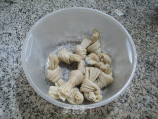 水笋烧豆结的做法步骤：2