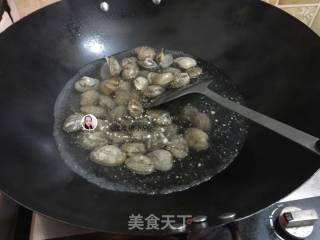 酱鼓炒花甲王的做法步骤：3