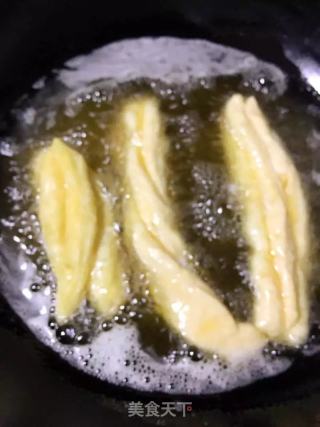炸油条的做法步骤：8