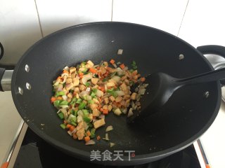 咖喱鸡丁炒饭的做法步骤：5