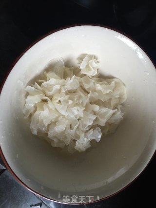 银耳木瓜美容羹的做法步骤：2