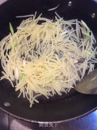 虾仁炒土豆丝的做法步骤：1