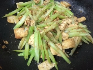 芹菜炒豆腐的做法步骤：6