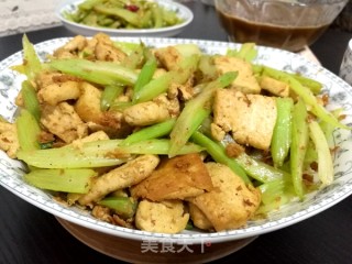 芹菜炒豆腐的做法步骤：7