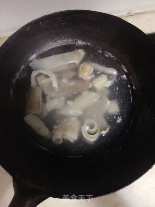 自制肉皮冻的做法步骤：1