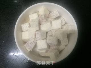 芋头烧五花肉的做法步骤：1