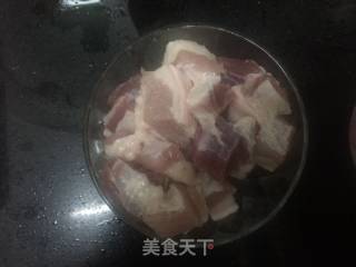 芋头烧五花肉的做法步骤：2