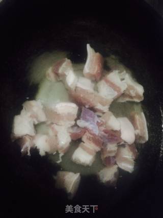 芋头烧五花肉的做法步骤：3