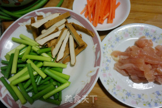 鸡丝蒜薹炒豆干的做法步骤：1