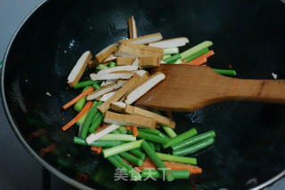 鸡丝蒜薹炒豆干的做法步骤：3