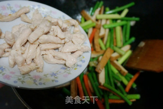 鸡丝蒜薹炒豆干的做法步骤：4
