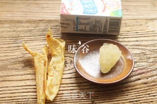 美白润肤的牛奶炖花胶的做法步骤：1
