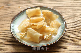 美白润肤的牛奶炖花胶的做法步骤：3
