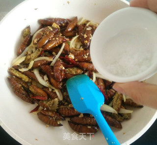 【香酥脆口】干煸蚕蛹的做法步骤：11