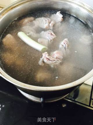 番茄牛腩汤的做法步骤：2