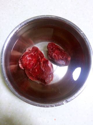 金蒜黑椒牛肉粒的做法步骤：1