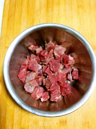 金蒜黑椒牛肉粒的做法步骤：2
