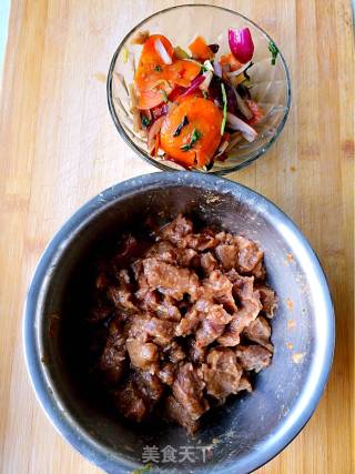金蒜黑椒牛肉粒的做法步骤：6