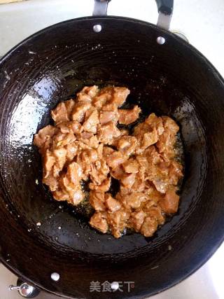 金蒜黑椒牛肉粒的做法步骤：9