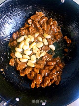 金蒜黑椒牛肉粒的做法步骤：11