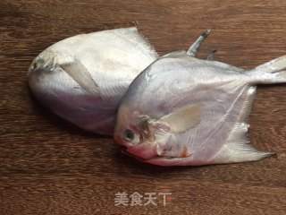 味噌鲳鱼的做法步骤：1