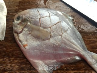 味噌鲳鱼的做法步骤：2