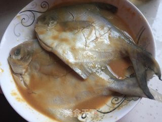 味噌鲳鱼的做法步骤：4