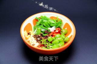 麻辣下饭小鲫鱼的做法步骤：1