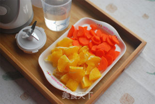 鲜橙胡萝卜汁，健康饮品的做法步骤：2