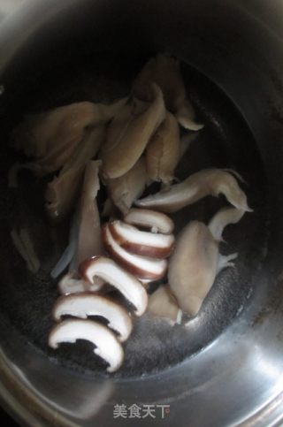 菌汤面的做法步骤：2