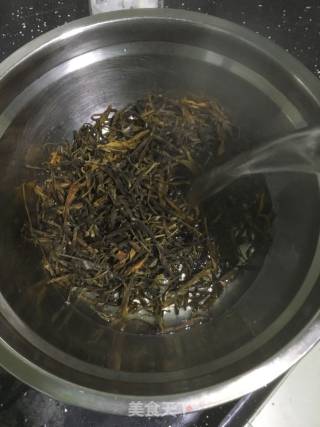 黄花炒肉丝的做法步骤：1