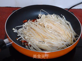 剁椒炒金针菇的做法步骤：5