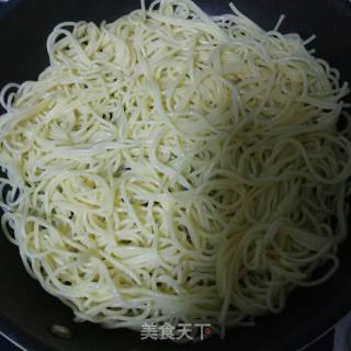 煎玉米面条的做法步骤：3