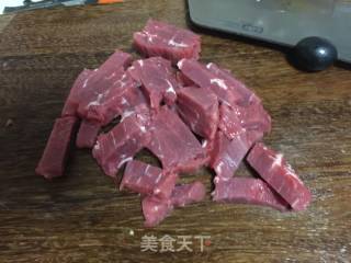 洋葱炒牛柳的做法步骤：2